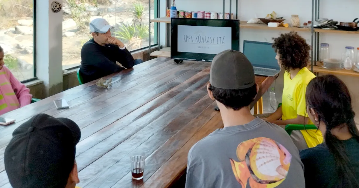 Foto da arqueóloga Marina Gomide na sede da RPPN Kûarasy Itá.