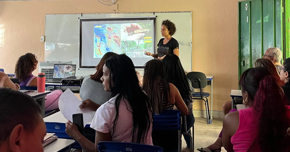 Foto da arqueóloga e educadora Marina Gomide ensinando professores.