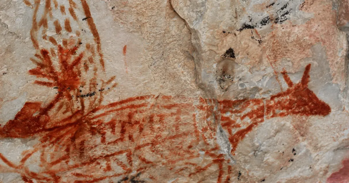 Foto da pintura rupestre representando um cervídeo no sítio arqueológico Lapa Vau da Lagoa.