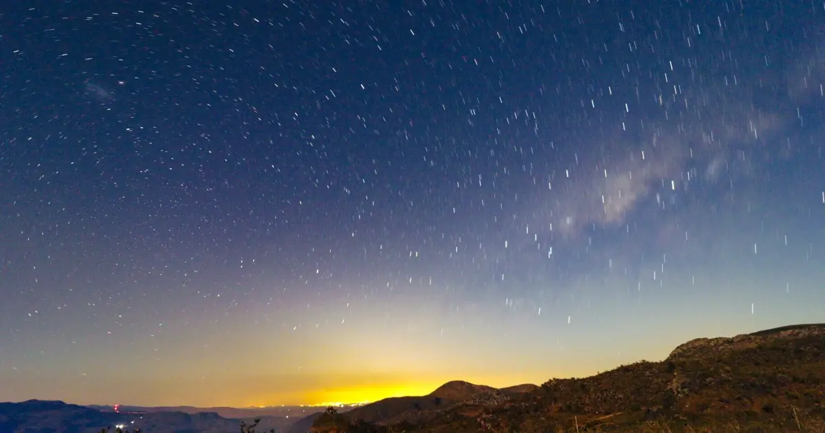 Foto da trilha estelar no céu noturno do Parque Pedra do Sol.