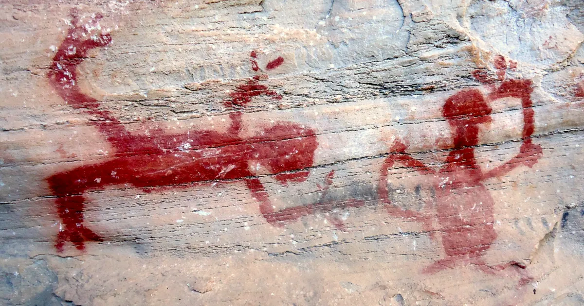 Foto de pinturas rupestres da exposição "Antropoformas".