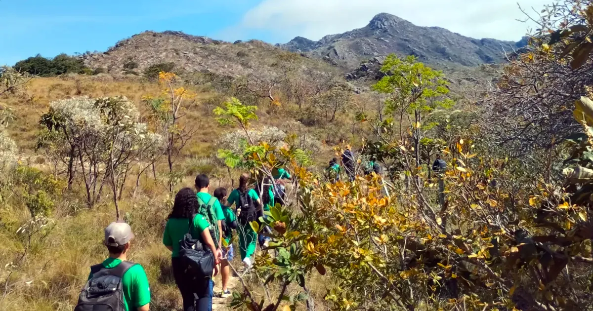 Foto de alunos durante passeio pelos sítios arqueológicos do Parque Pedra do Sol.