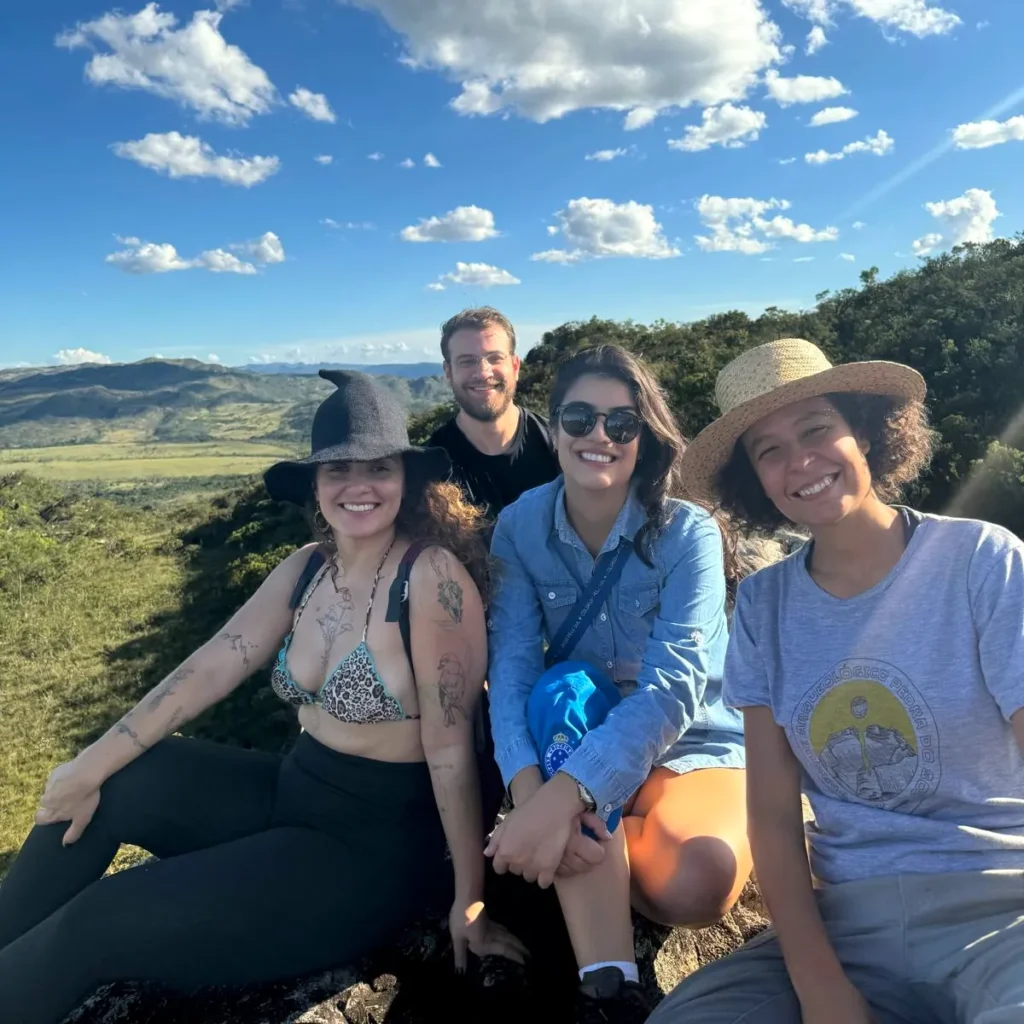 Foto da arqueóloga Marina Gomide com cientistas durante passeio guiado na Serra do Cipó.