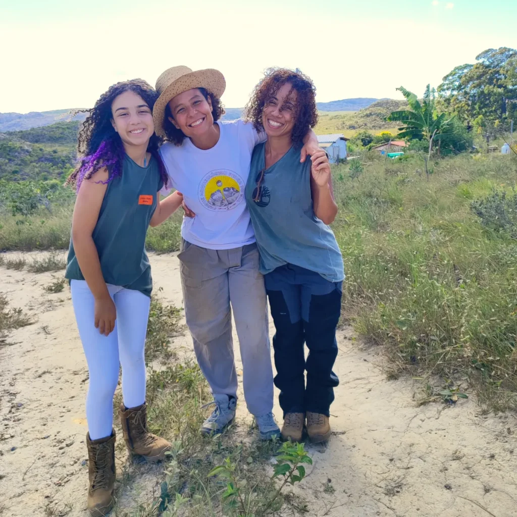 Foto da arqueóloga Marina Gomide guiando turistas em um tour arqueológico na Pedra do Sol.