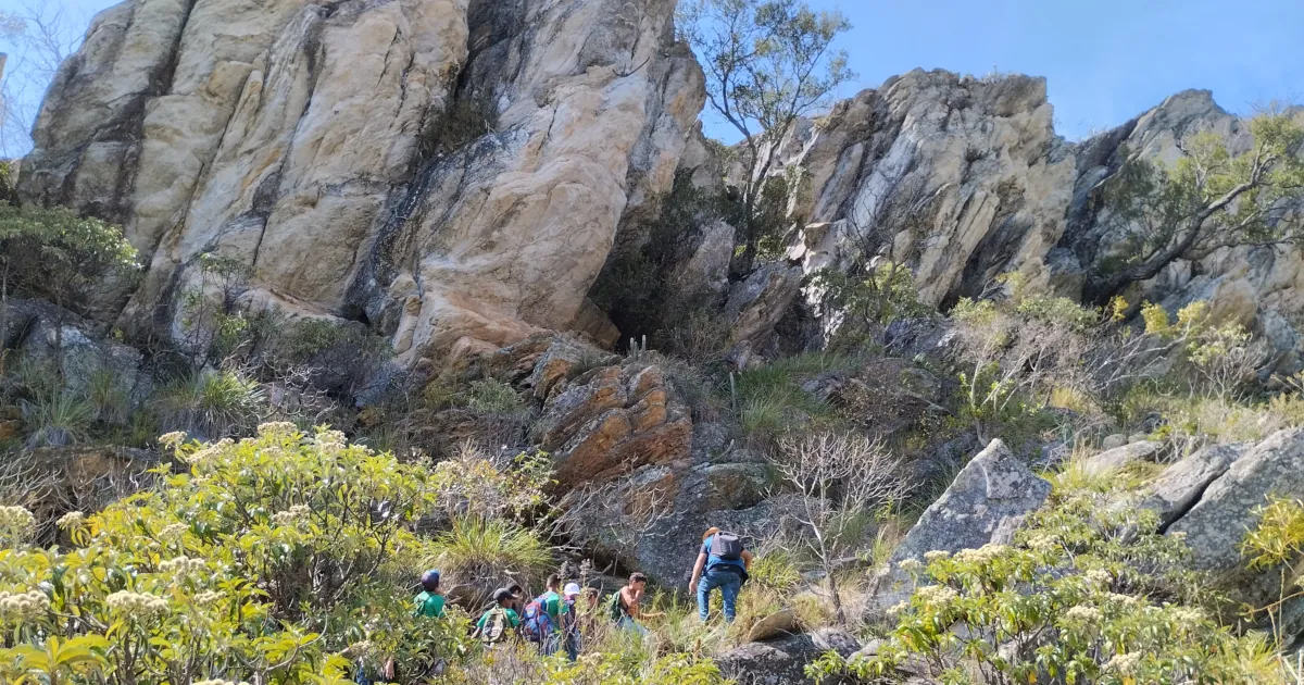 Foto de guia turístico formado pelo curso para guias do Parque Pedra do Sol.