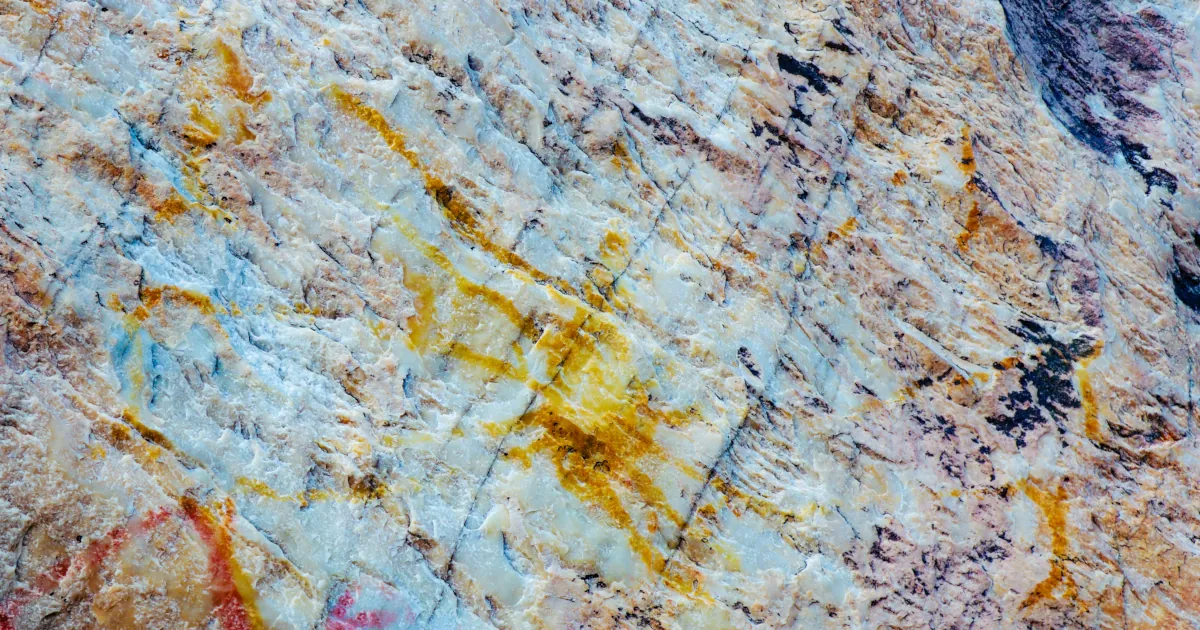 Foto de pintura rupestre representando o Sol.