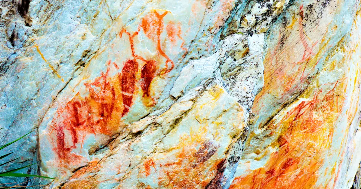 Foto de pinturas rupestres representando a pesca com anzóis no sítio arqueológico Lapa Vau da Lagoa.