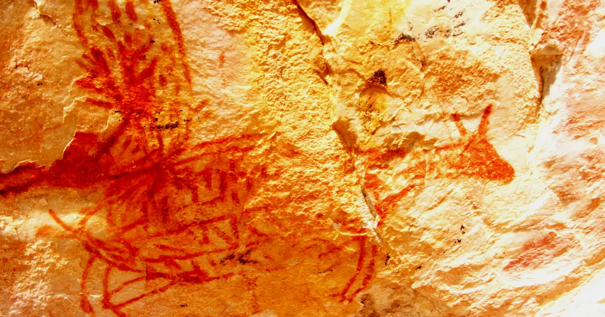 Foto da pintura rupestre de um cervídeo feito com a técnica crayon no sítio Lapa Vau da Lagoa em Minas Gerais.