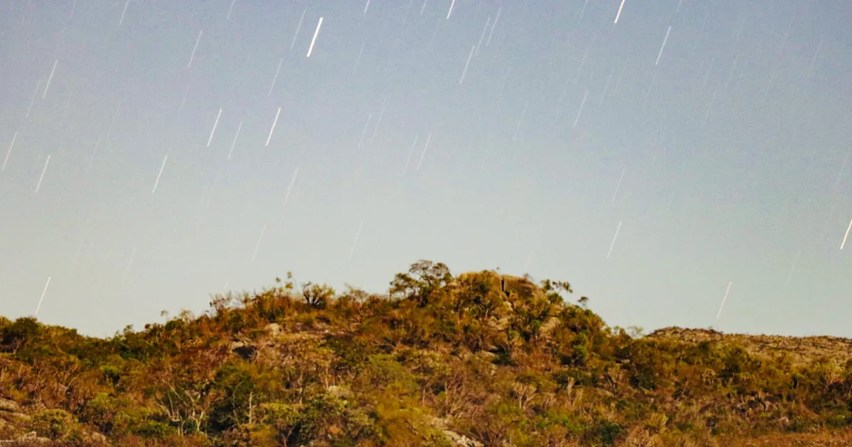 Foto da Pedra do Sol com a trilha de estrelas ao fundo.