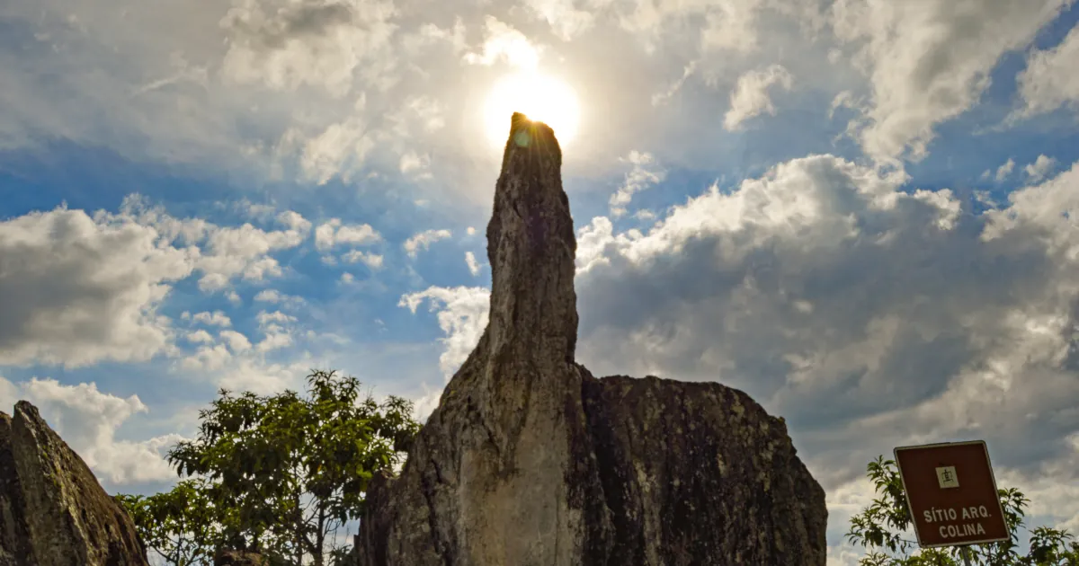Foto do pilar de pedra no sítio arqueológico Colina, próximo à Pedra Esculpida.