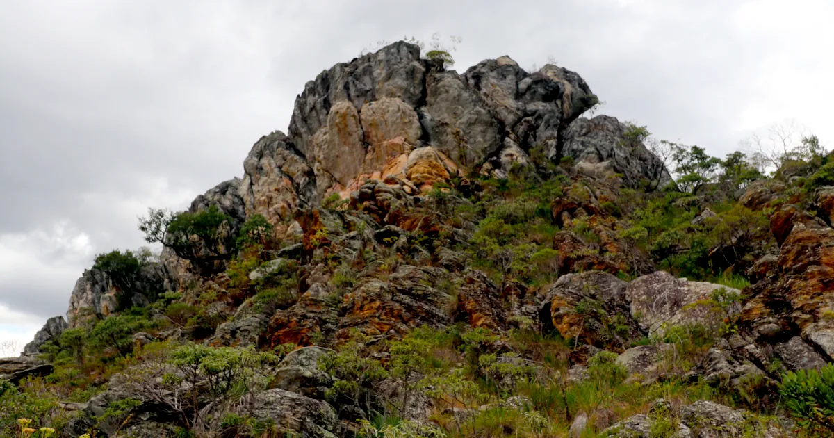Foto do afloramento rochoso do sítio arqueológico Lapa Vau da Lagoa.