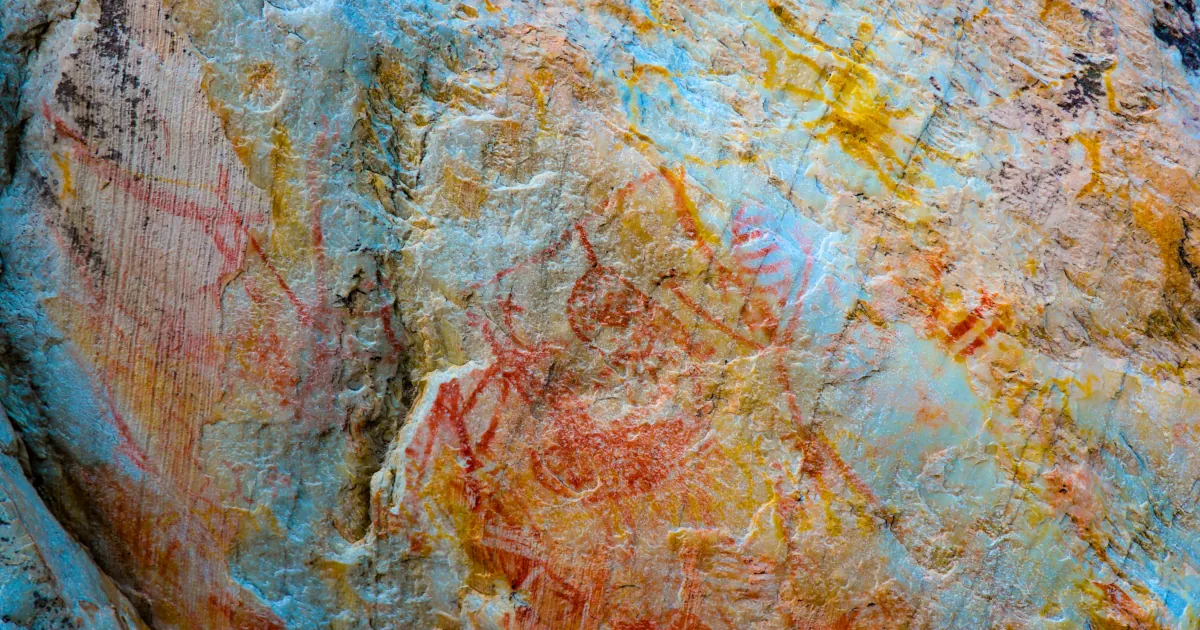 Foto de pintura rupestre sobre rocha do sítio arqueológico Lapa da Dança do Sol em Minas Gerais.