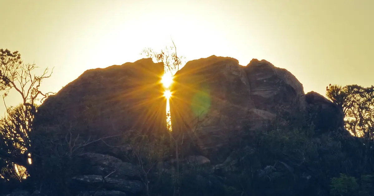 Foto do afloramento rochoso Pedra do Sol no Parque Pedra do Sol em Minas Gerais.