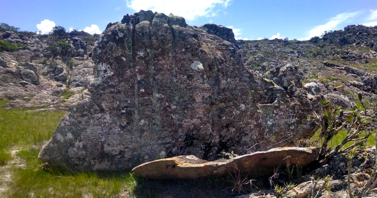 Foto com detalhe da Pedra Esculpida.