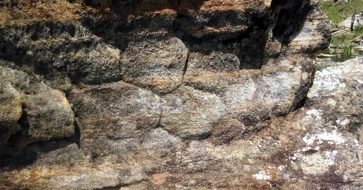 Foto dos padrões hexagonais da Pedra Esculpida.