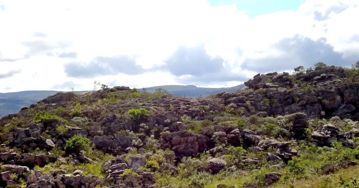 Foto de afloramentos rochosos na região do sítio arqueológico da Pedra Esculpida na Serra do Cipó.