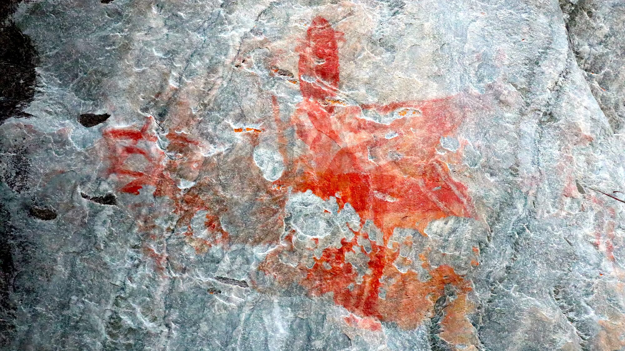 Foto de pintura rupestre representando peixes na Gruta do Seichú.