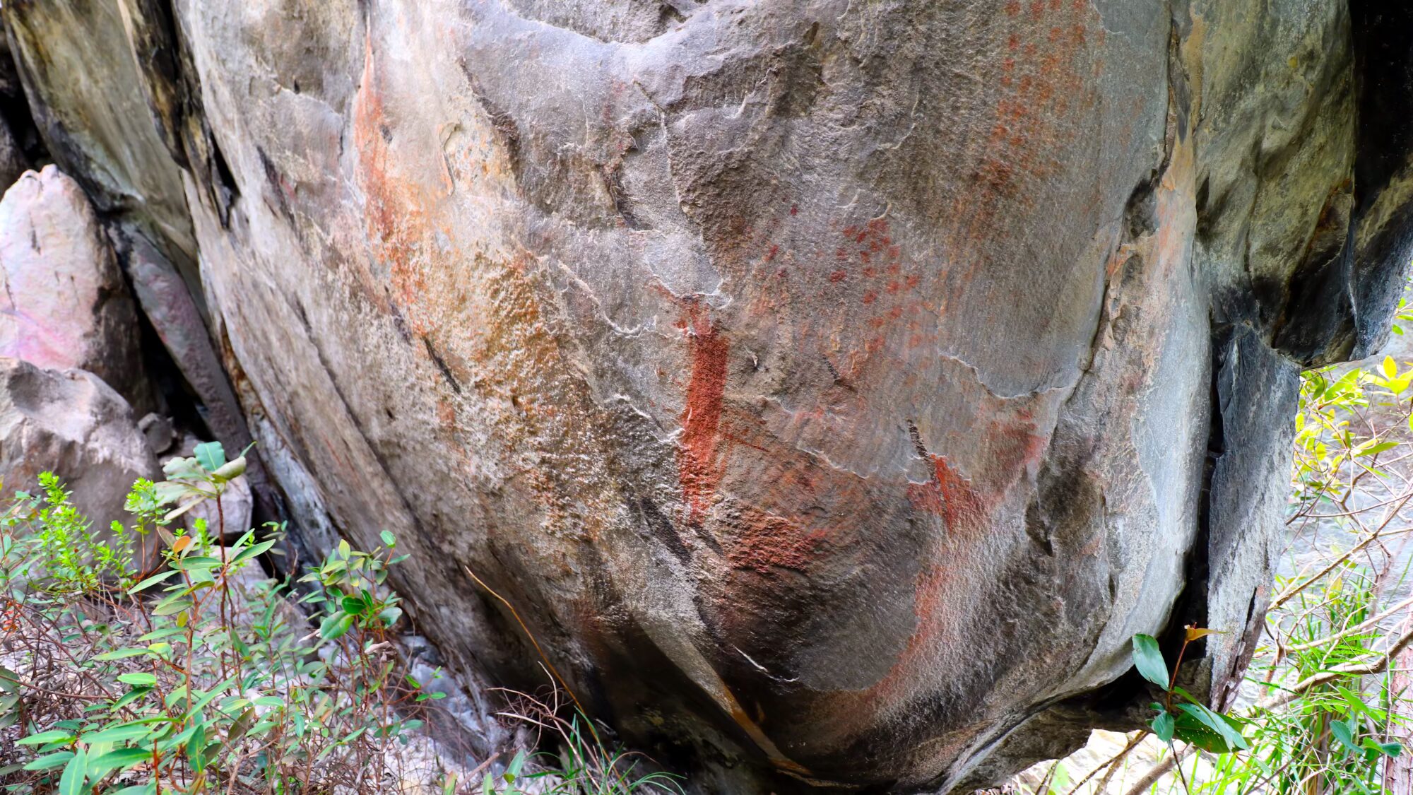 Foto de pinturas rupestres no sítio arqueológico Gruta do Seichú em Minas Gerais.