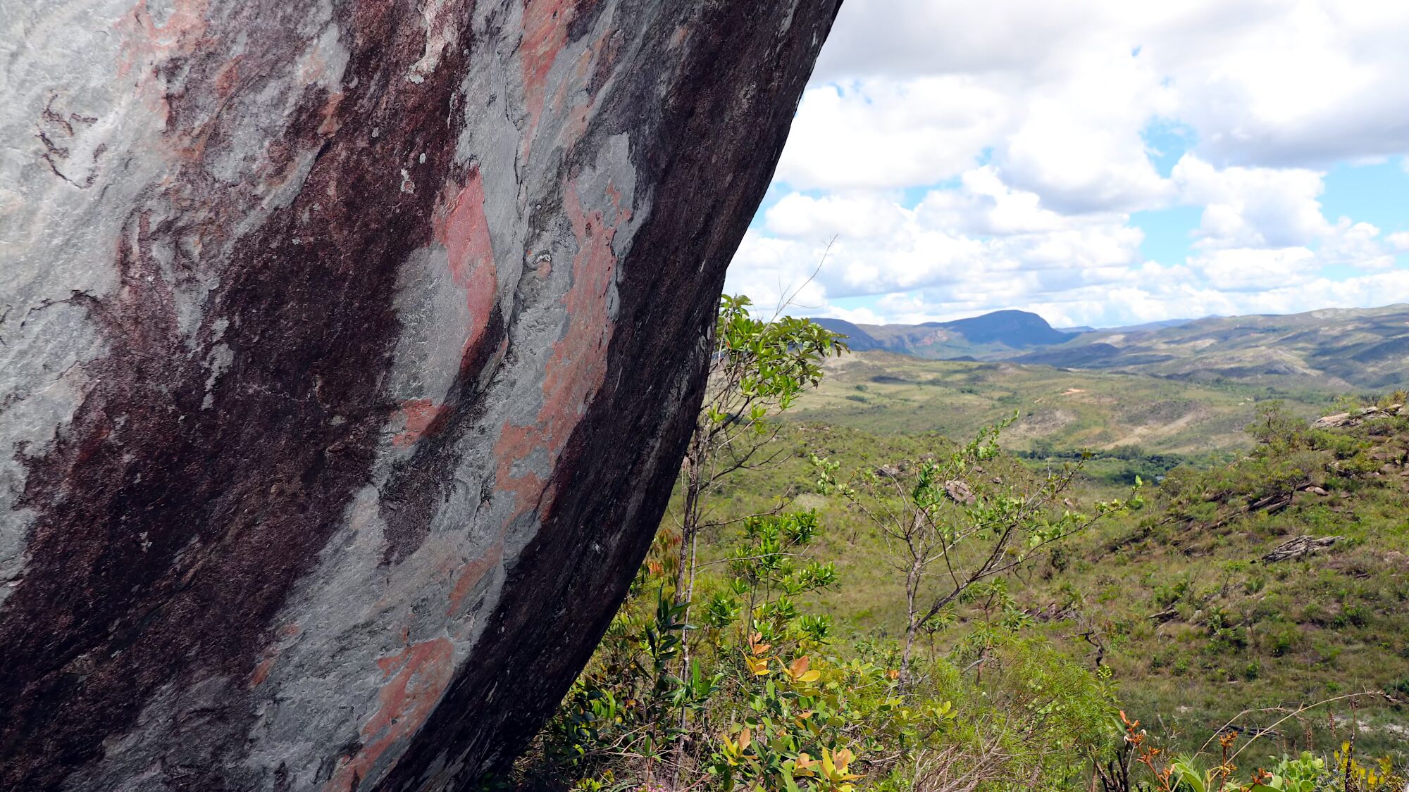 Foto da lateral do sítio arqueológico Gruta do Seichú em Minas Gerais.