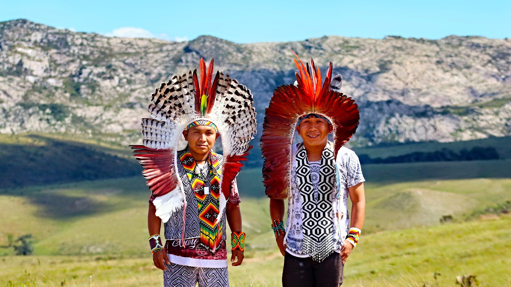 Foto de Inu e Tuin, da etnia Huni Kuin, no Parque Pedra do Sol em Minas Gerais.