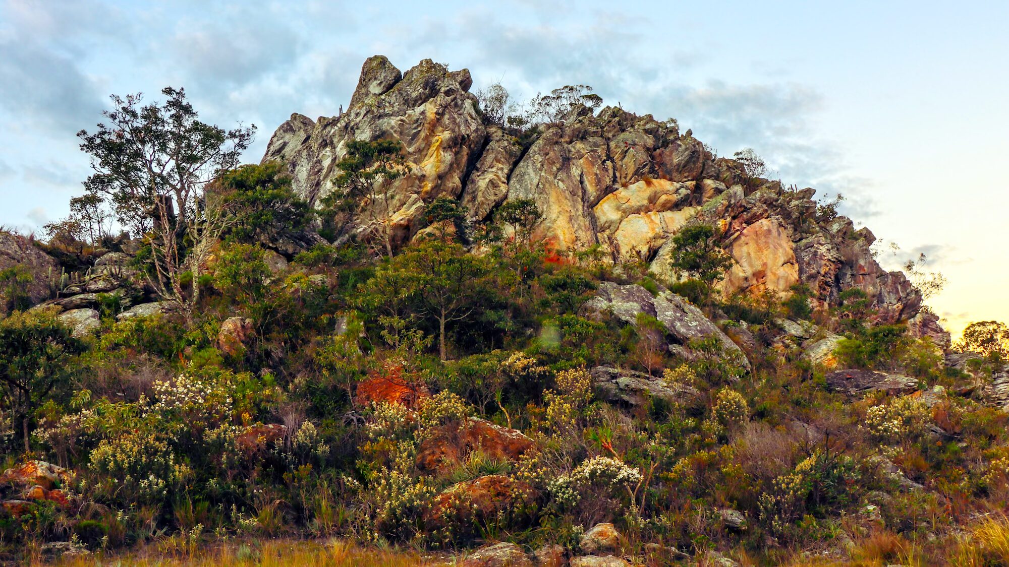 Foto do afloramento rochoso da Lapa da Dança do Sol em Minas Gerais.