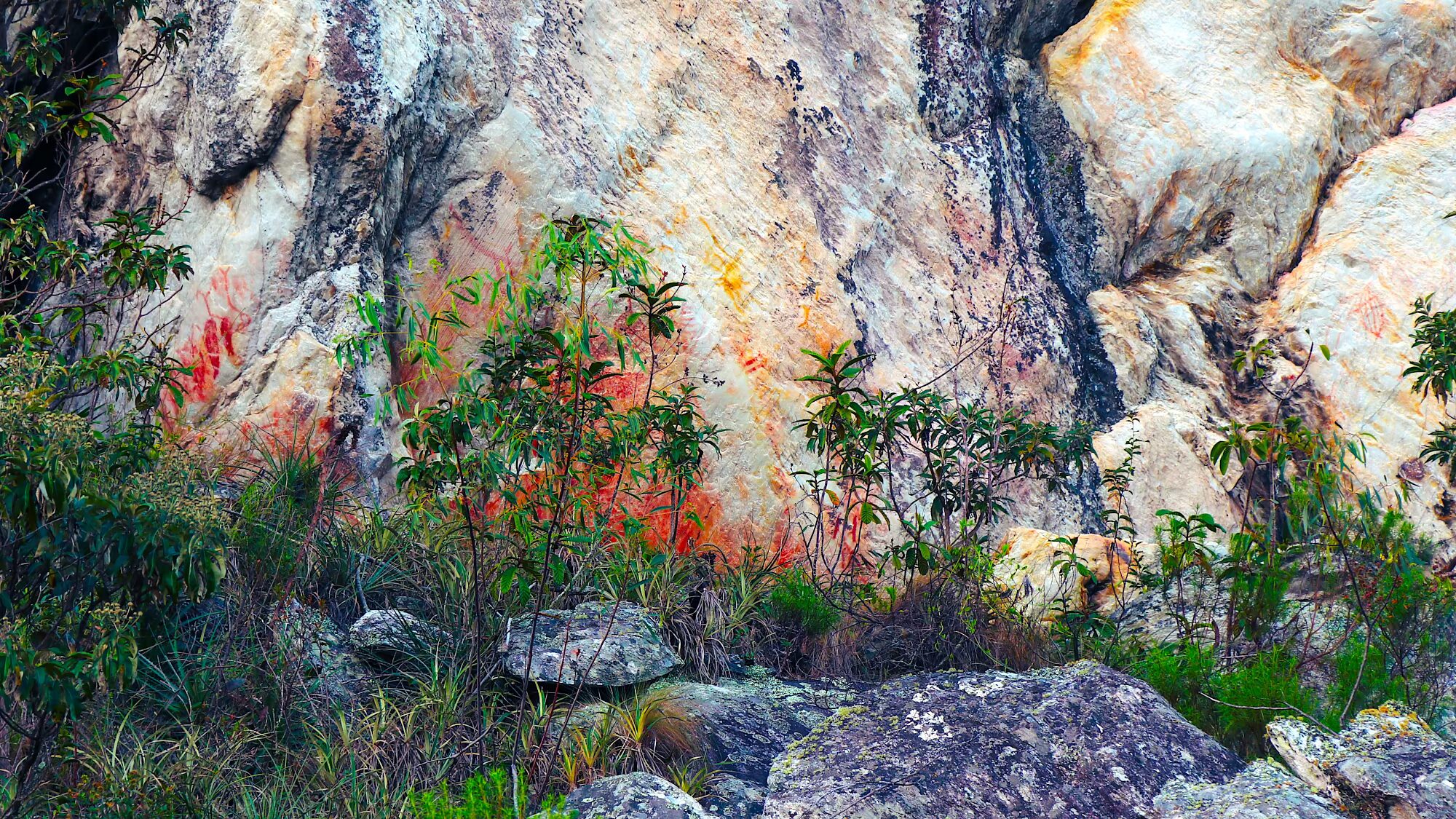 Foto de pinturas rupestres no maciço rochoso da Lapa da Dança do Sol em Minas Gerais.