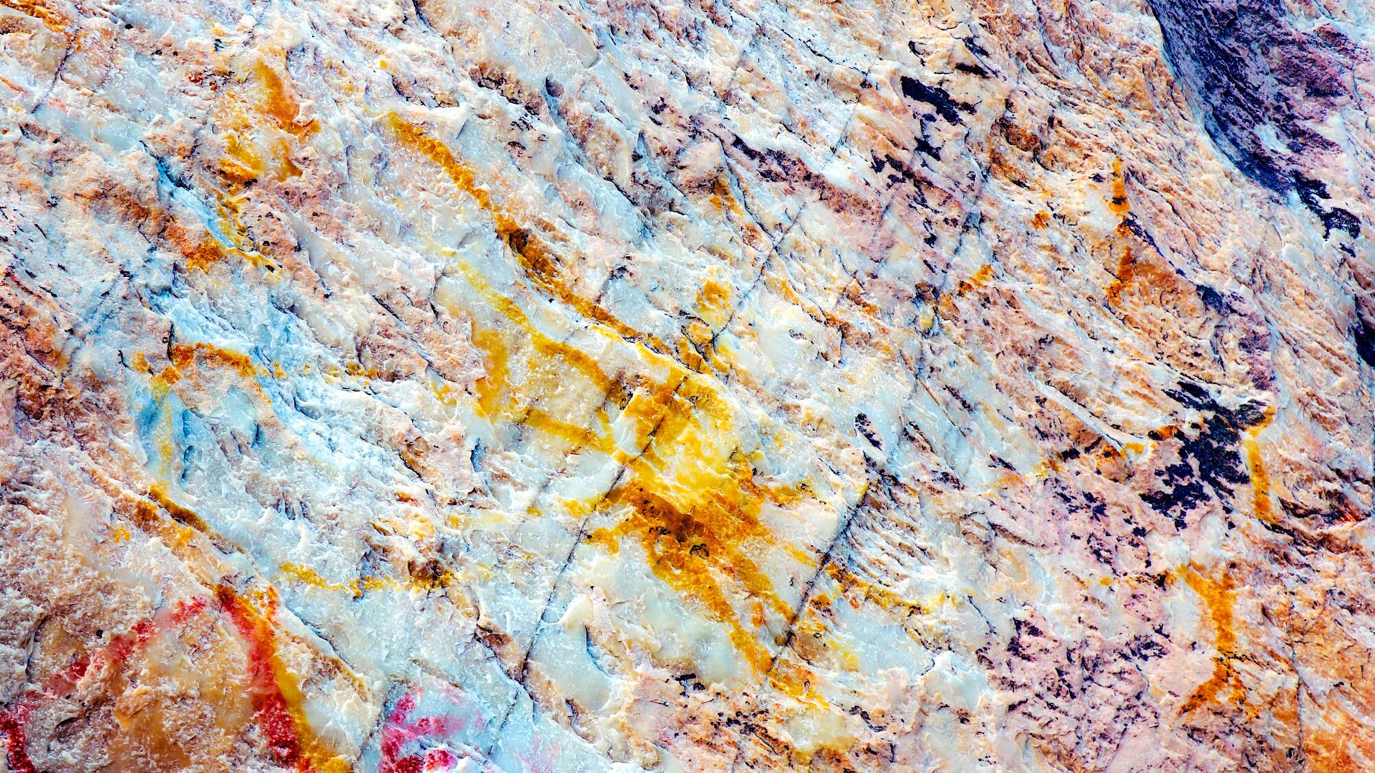 Foto de pintura rupestre com possível motivo astronômico no sítio arqueológico Lapa da Dança do Sol em Minas Gerais.