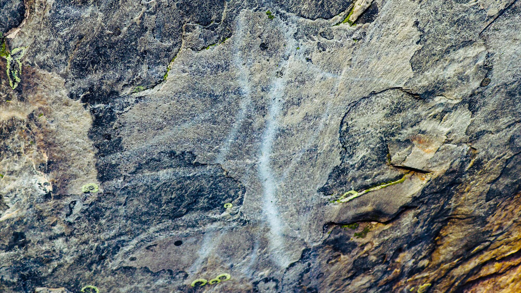 Foto de pintura rupestre em negativo no sítio arqueológico Pedra do Sol em Minas Gerais.