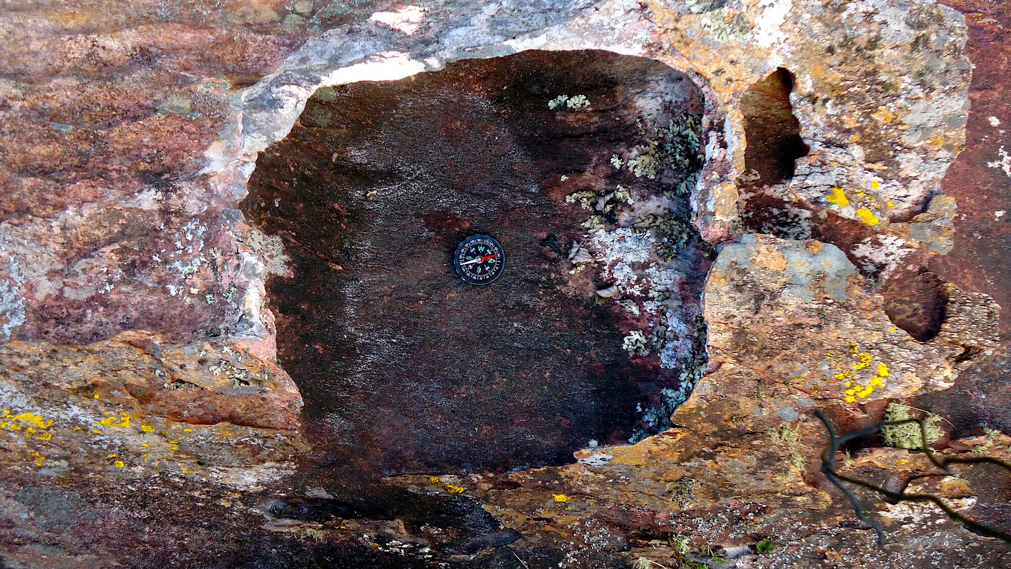Foto de possível altar cerimonial no sítio arqueológico da Pedra Esculpida em Minas Gerais.