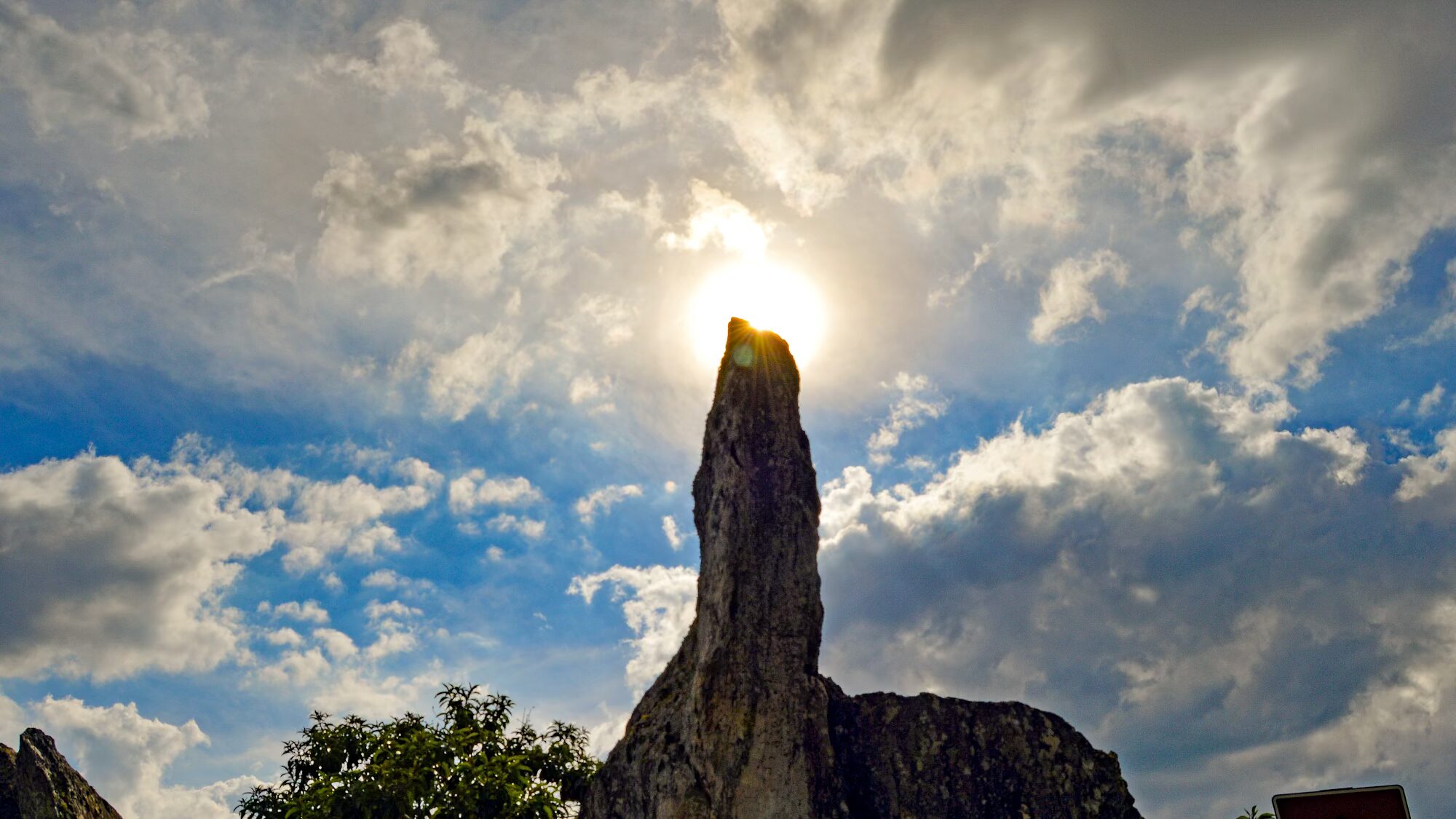 Foto de alinhamento astronômico no sítio arqueológico da Colina.