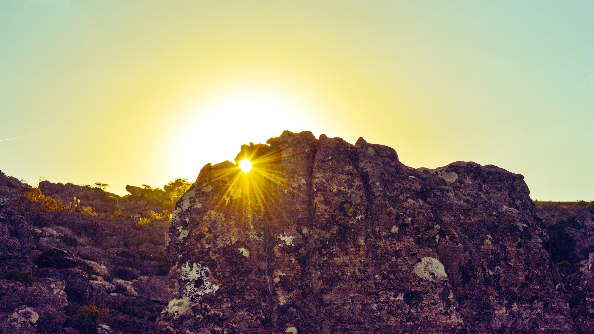 Foto do Sol durante equinócio no sítio arqueológico Pedra Esculpida em Minas Gerais.