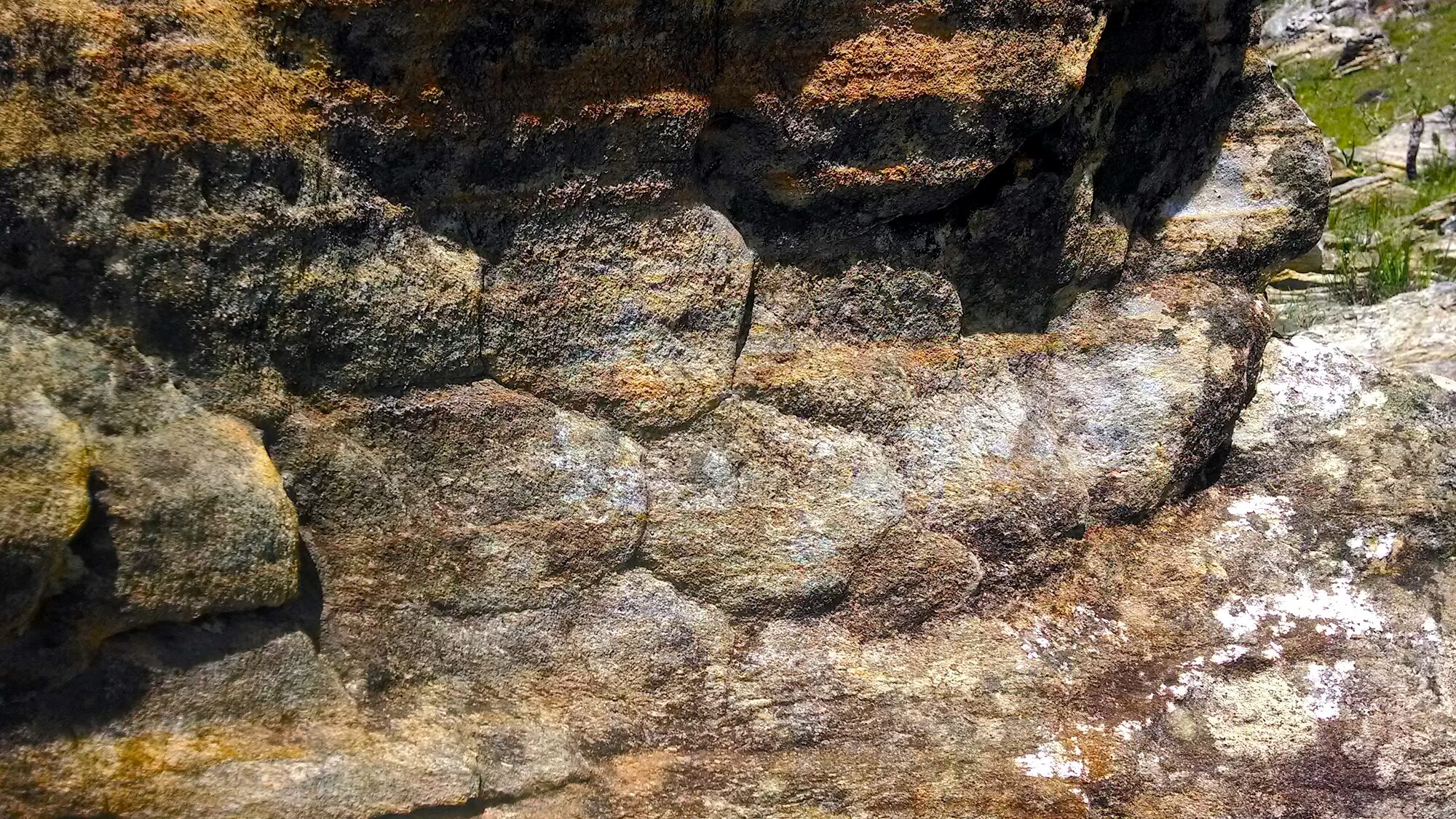 Foto de possíveis pedras esculpidas no sítio arqueológico Pedra Esculpida.
