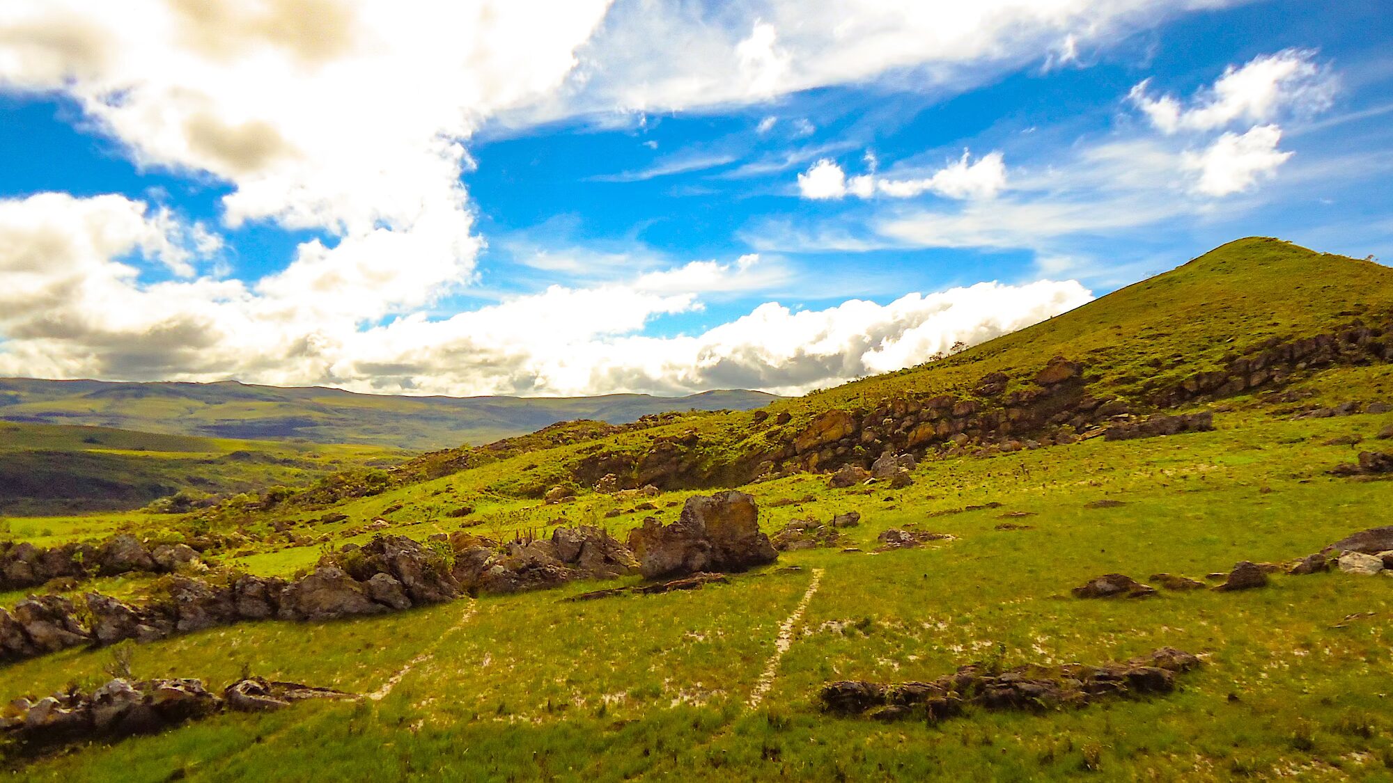 Foto da paisagem do sítio arqueológico Pedra Esculpida em Minas Gerais.