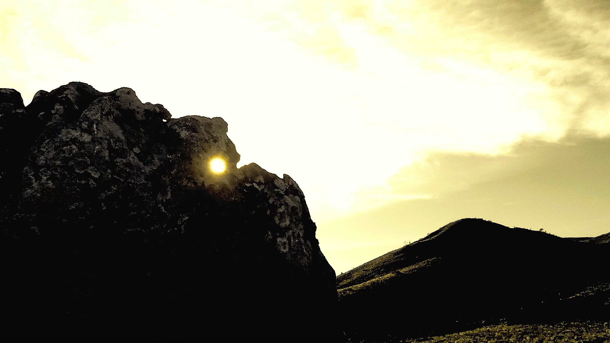 Foto da Pedra Esculpida com o Sol ao fundo.