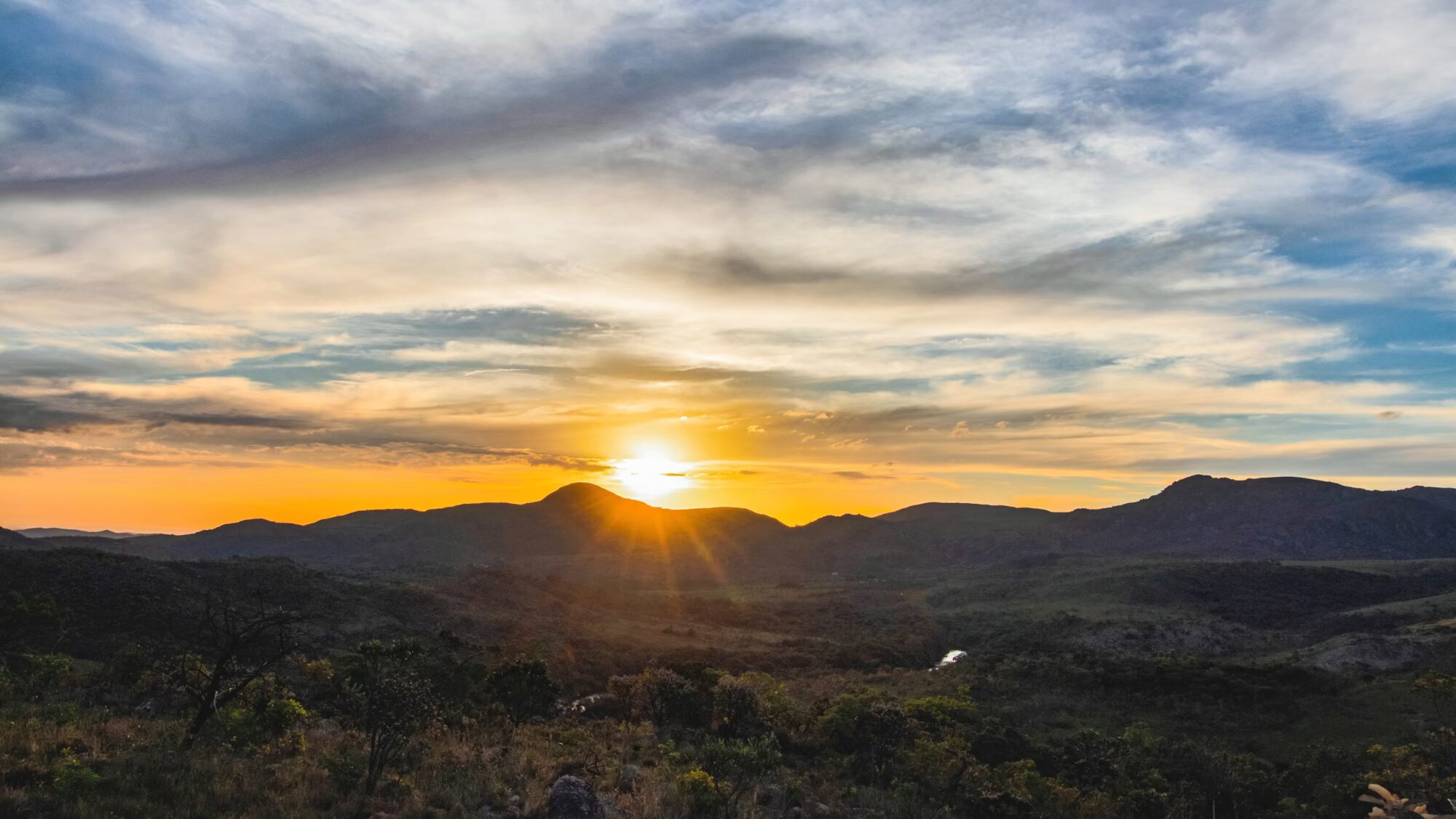 Foto do sol se pondo na Serra do Espinhaço em Minas Gerais.