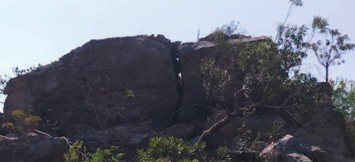 Foto da estrutura megalítica do Parque da Pedra do Sol "protótipo da Pedra do Sol".